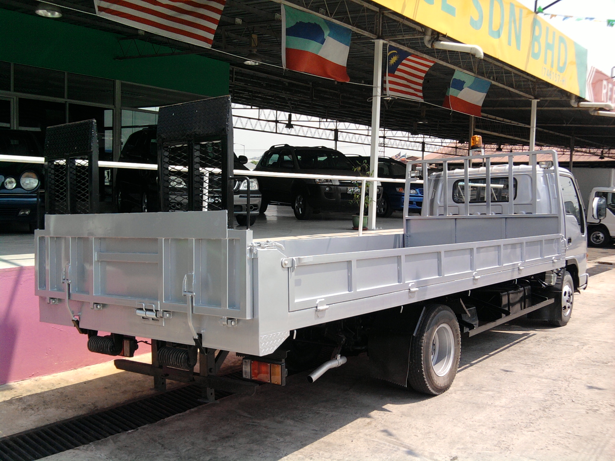 ISUZU NPR66P CAR CARRIER — view 2