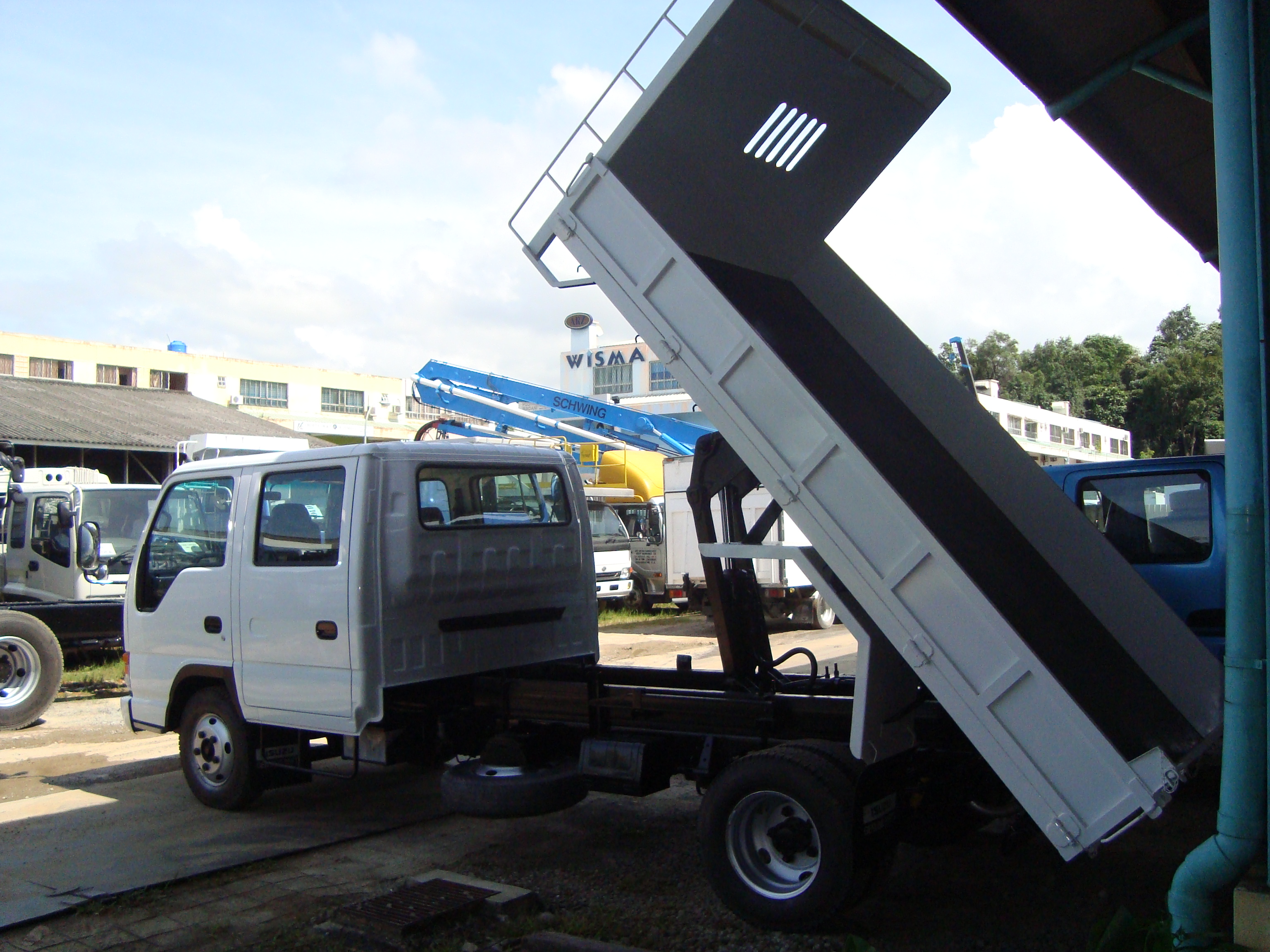 ISUZU NPR71P DOUBLE CABIN TIPPER TRUCK ABS/ A-BAG — view 2