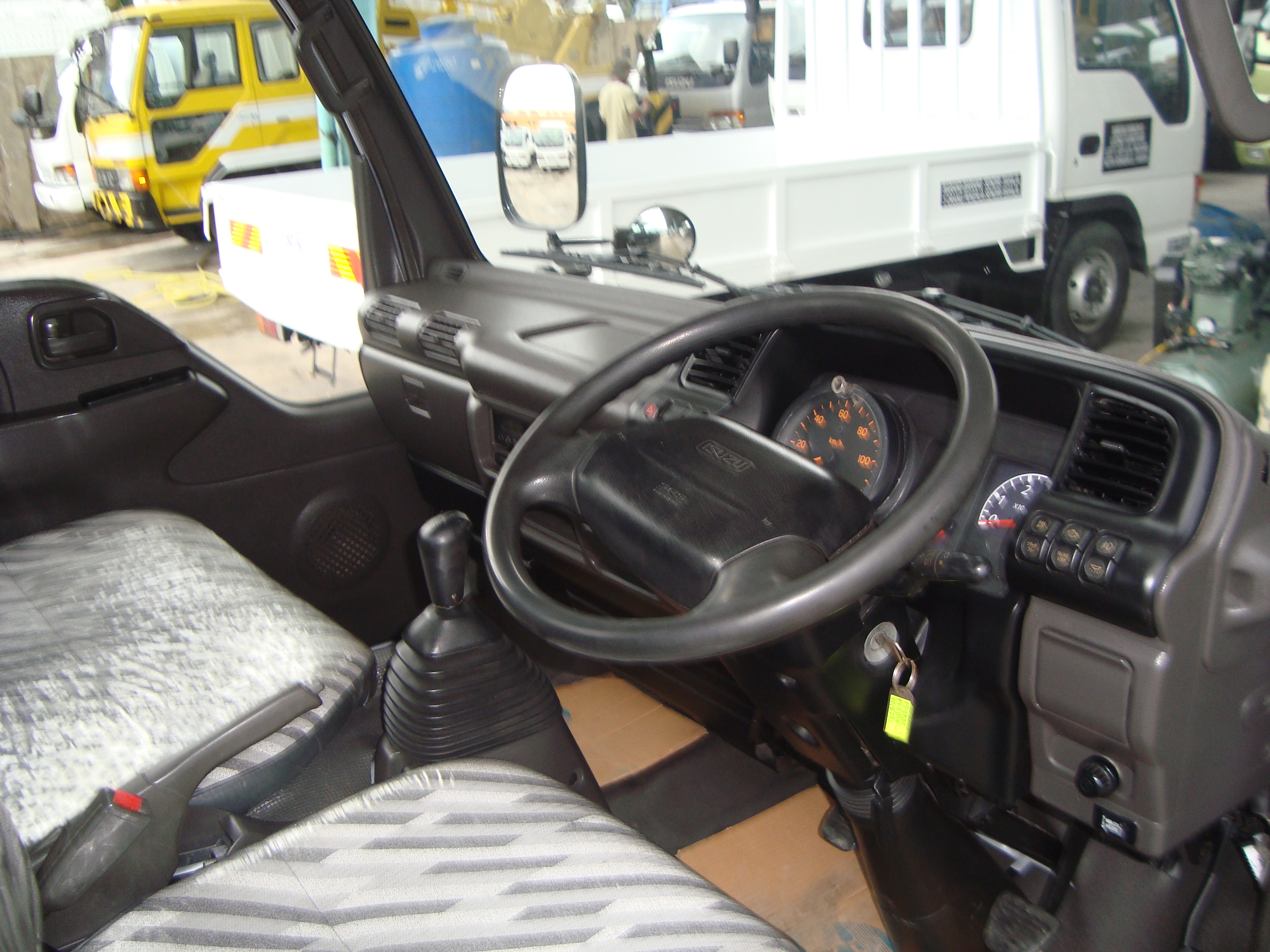 ISUZU NKR81E CARGO TRUCK - ABS / A-BAGS — view 3