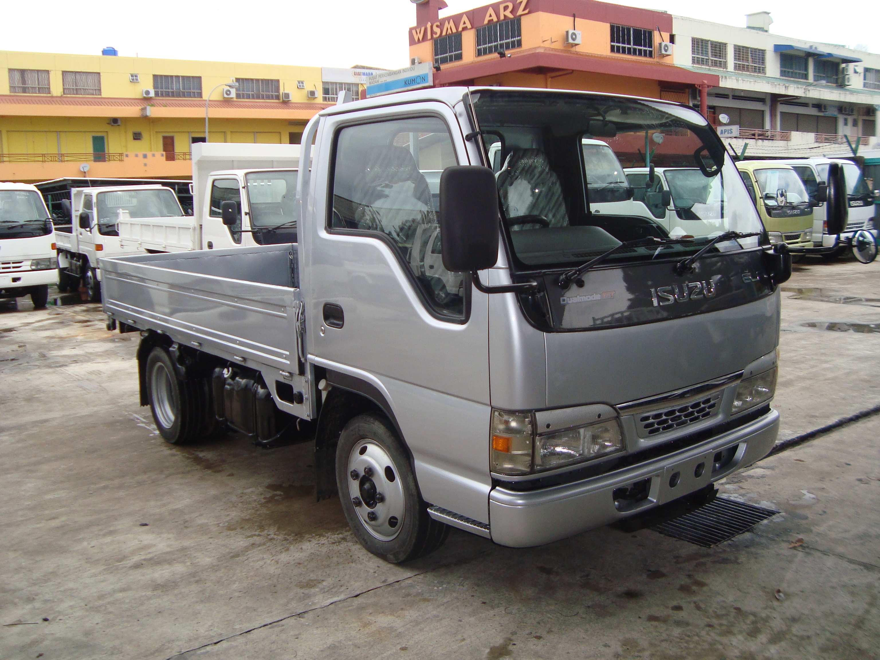ISUZU NKR81E CARGO TRUCK - ABS / A-BAGS — view 1