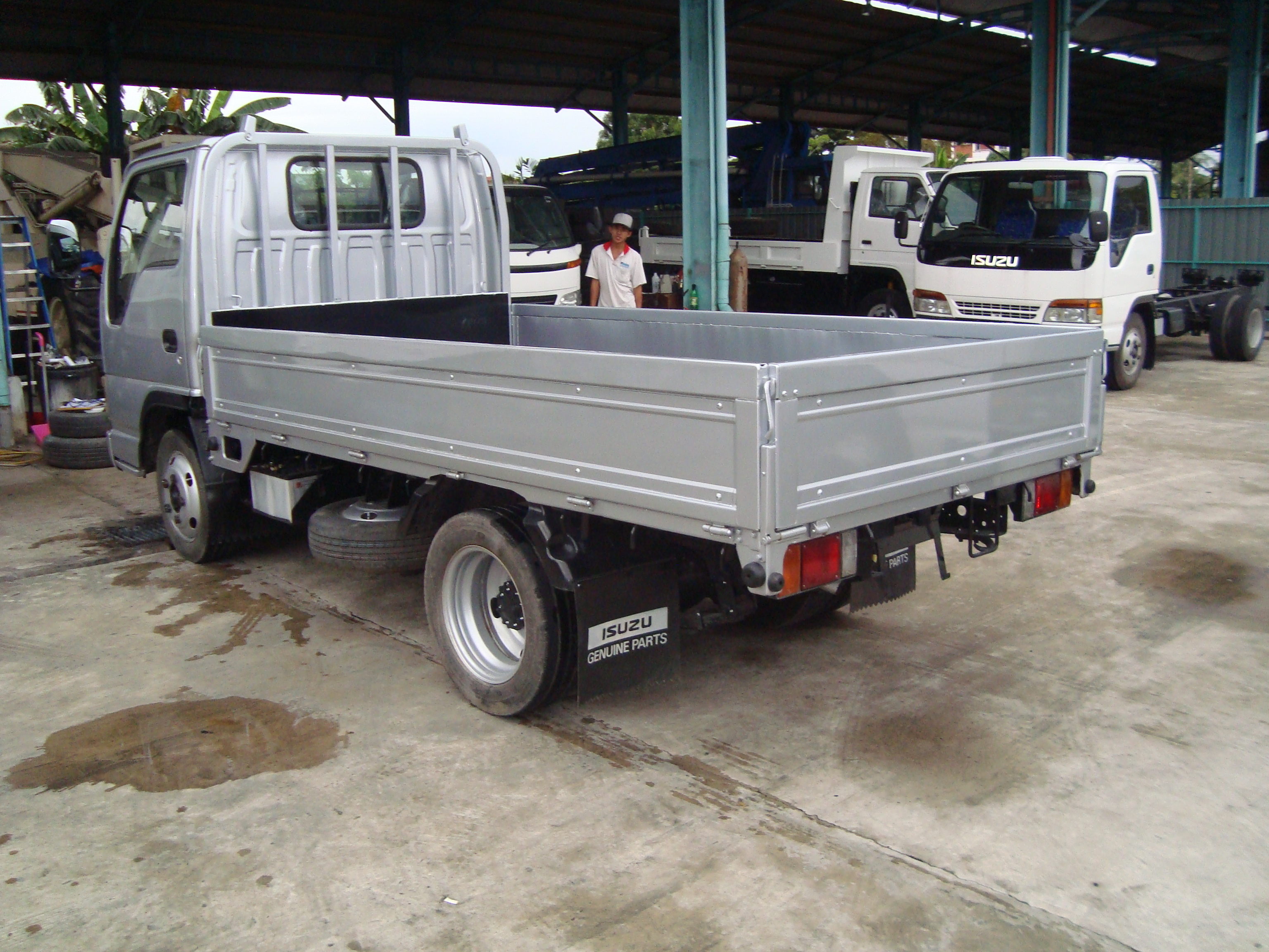 ISUZU NKR81E CARGO TRUCK - ABS / A-BAGS — view 2