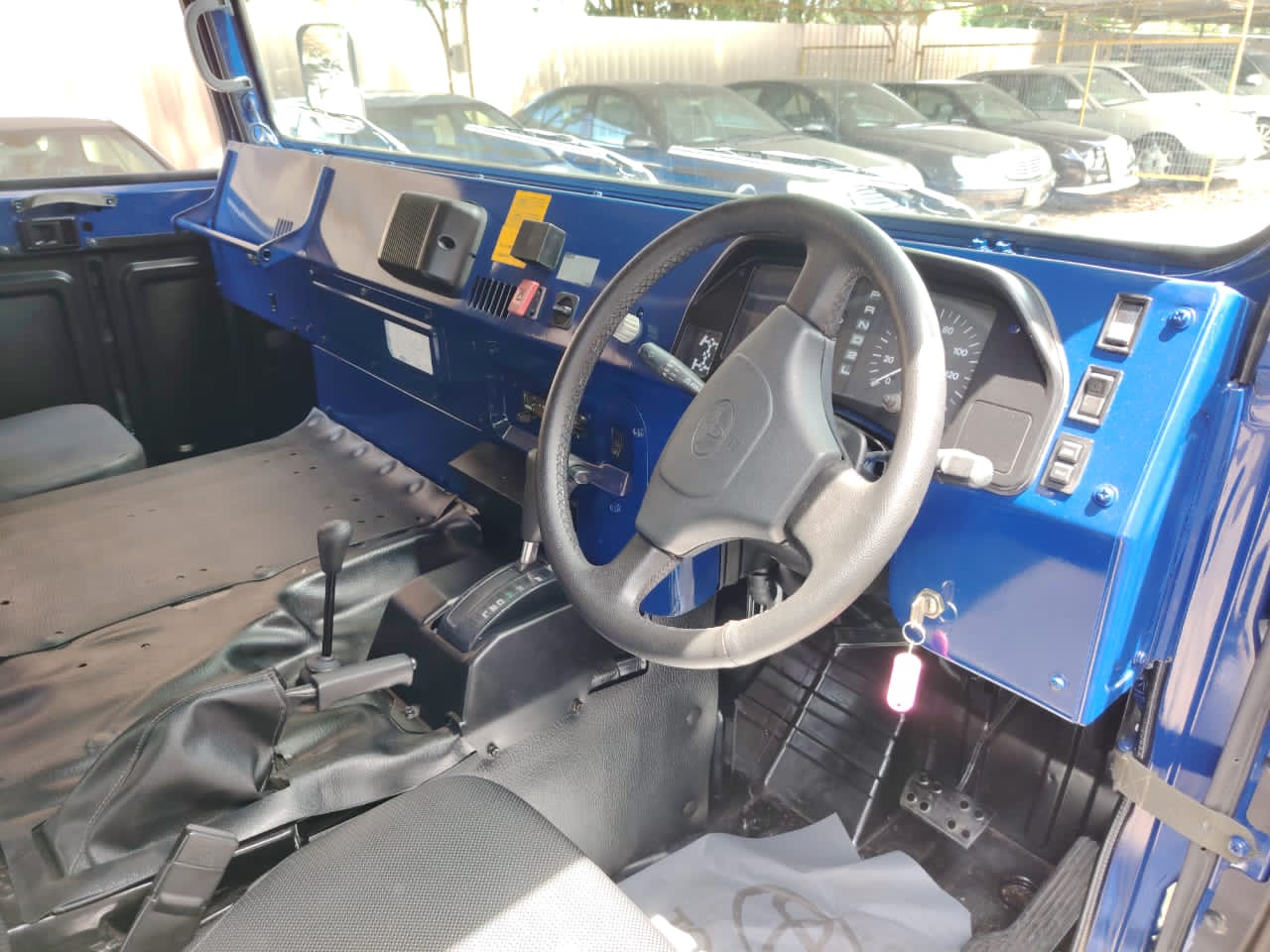 TOYOTA BXD10 MEGA CRUISER 4X4 — view 6