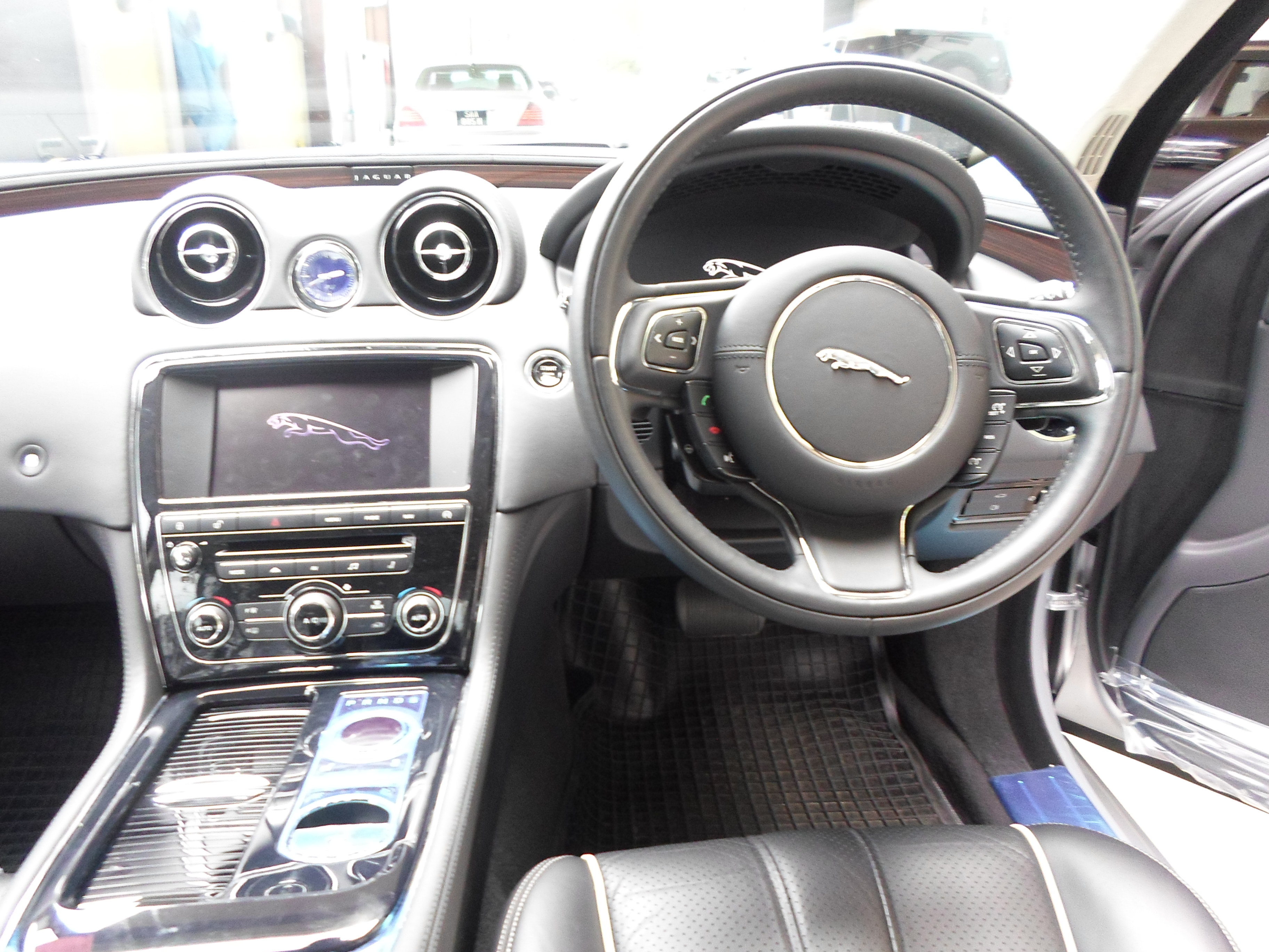 JAGUAR XJ X351 3.0P 2995 8SMT RWD UK — view 6