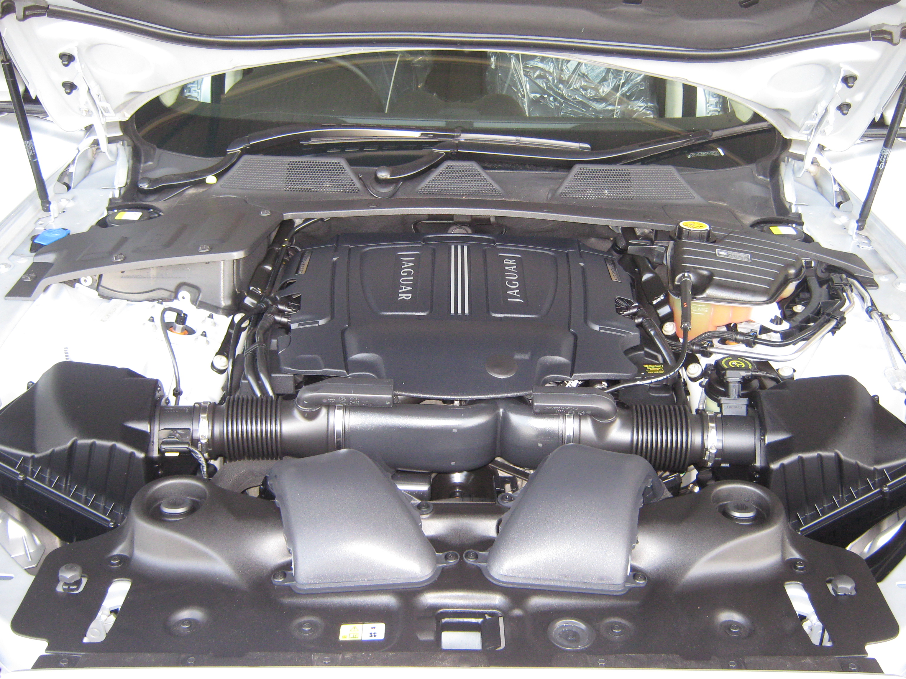 JAGUAR XJ X351 3.0P 2995 8SMT RWD UK — view 7