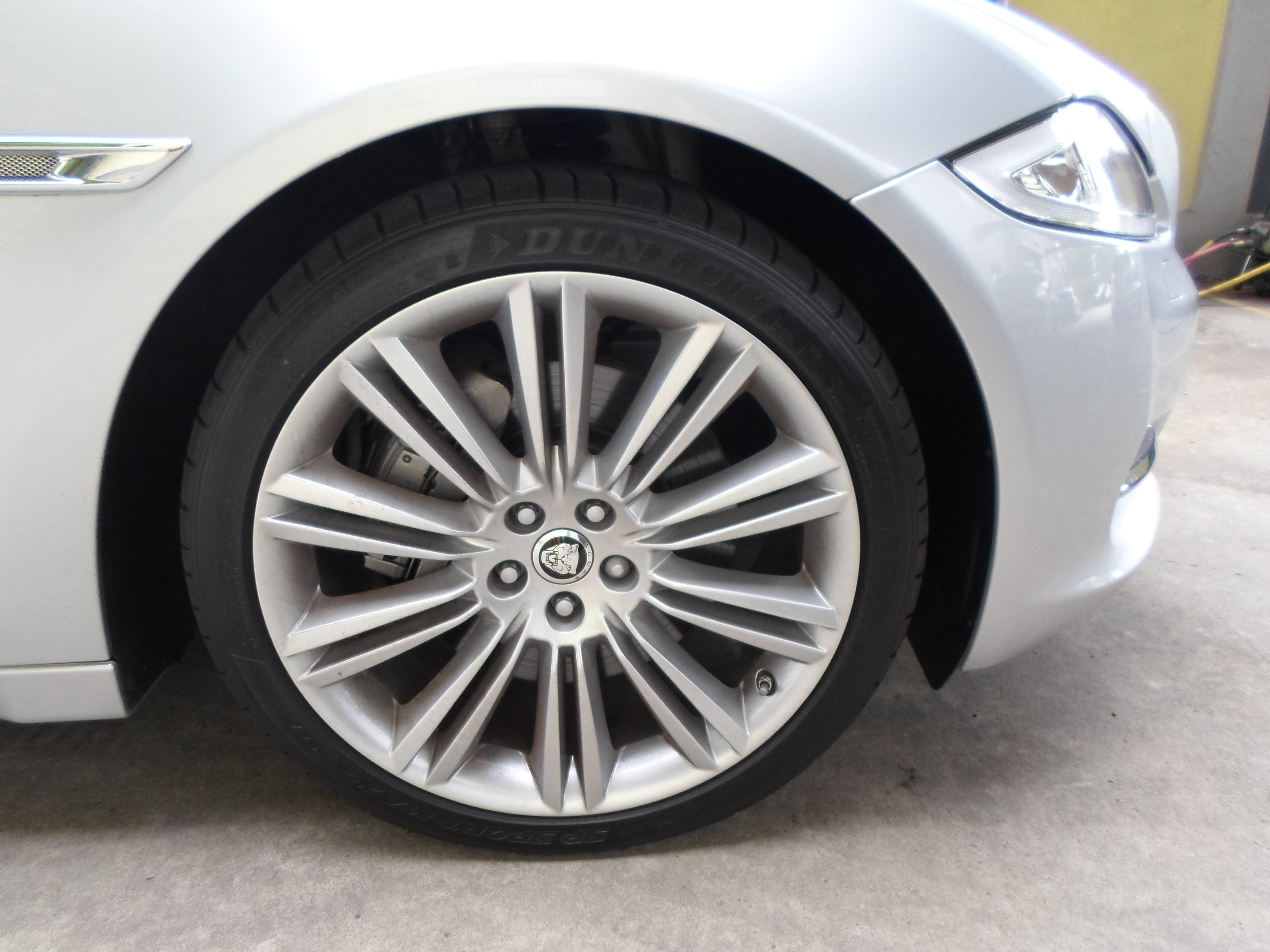 JAGUAR XJ X351 3.0P 2995 8SMT RWD UK — view 2