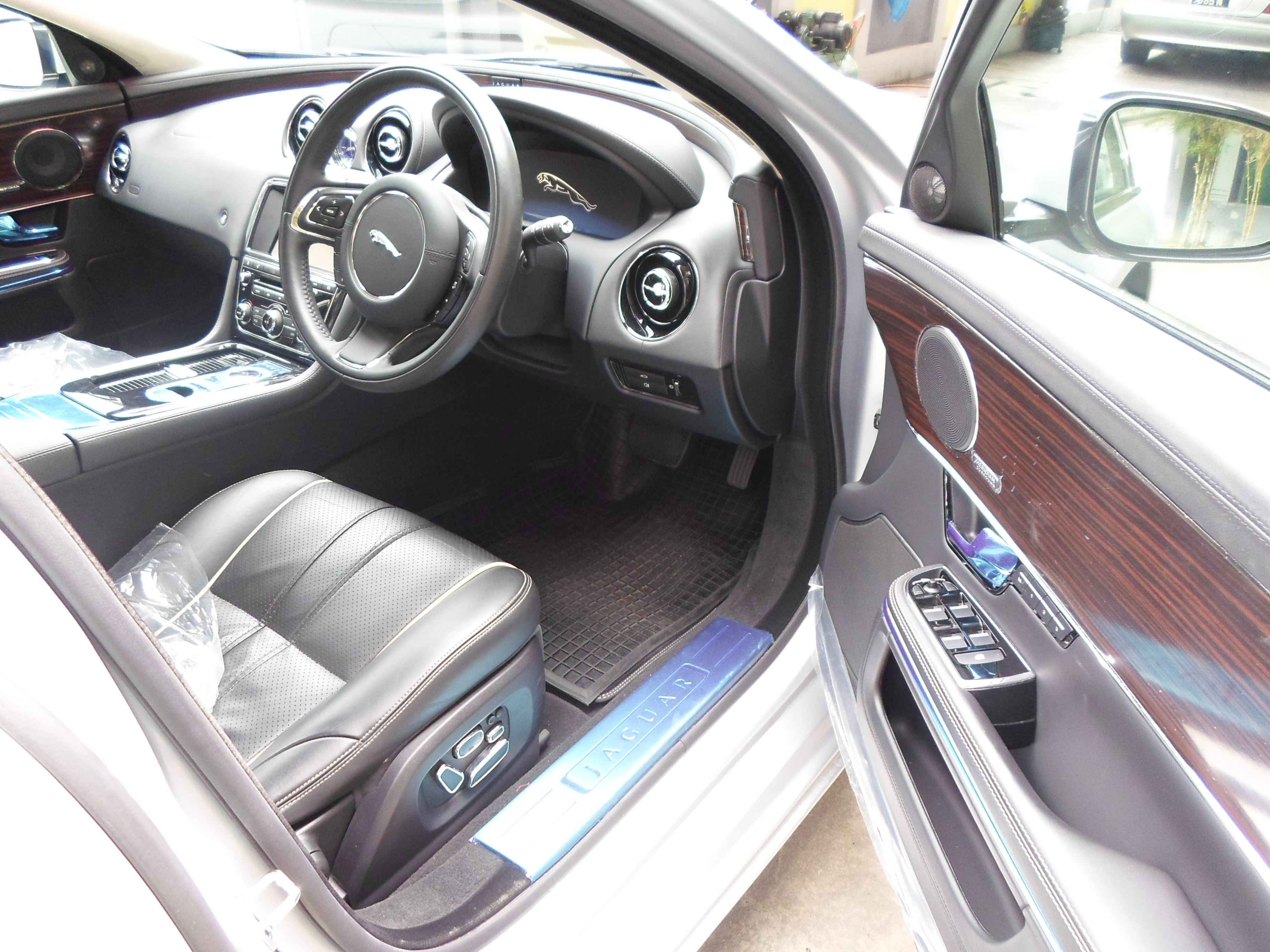 JAGUAR XJ X351 3.0P 2995 8SMT RWD UK — view 4