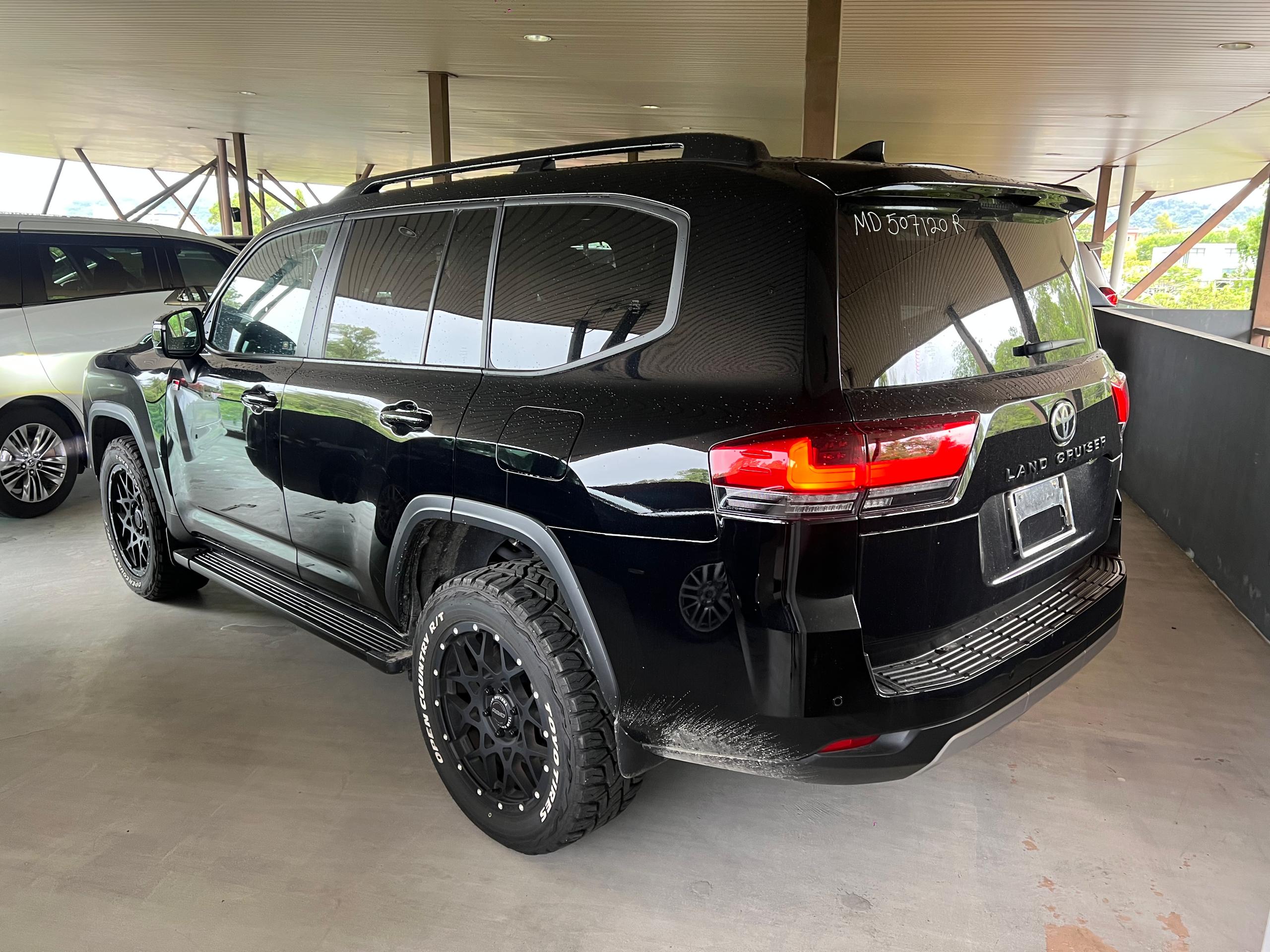 TOYOTA "LAND CRUISER 300 3.5P GR SPORT 10AT 12225 KM 7 SEATER" — view 2