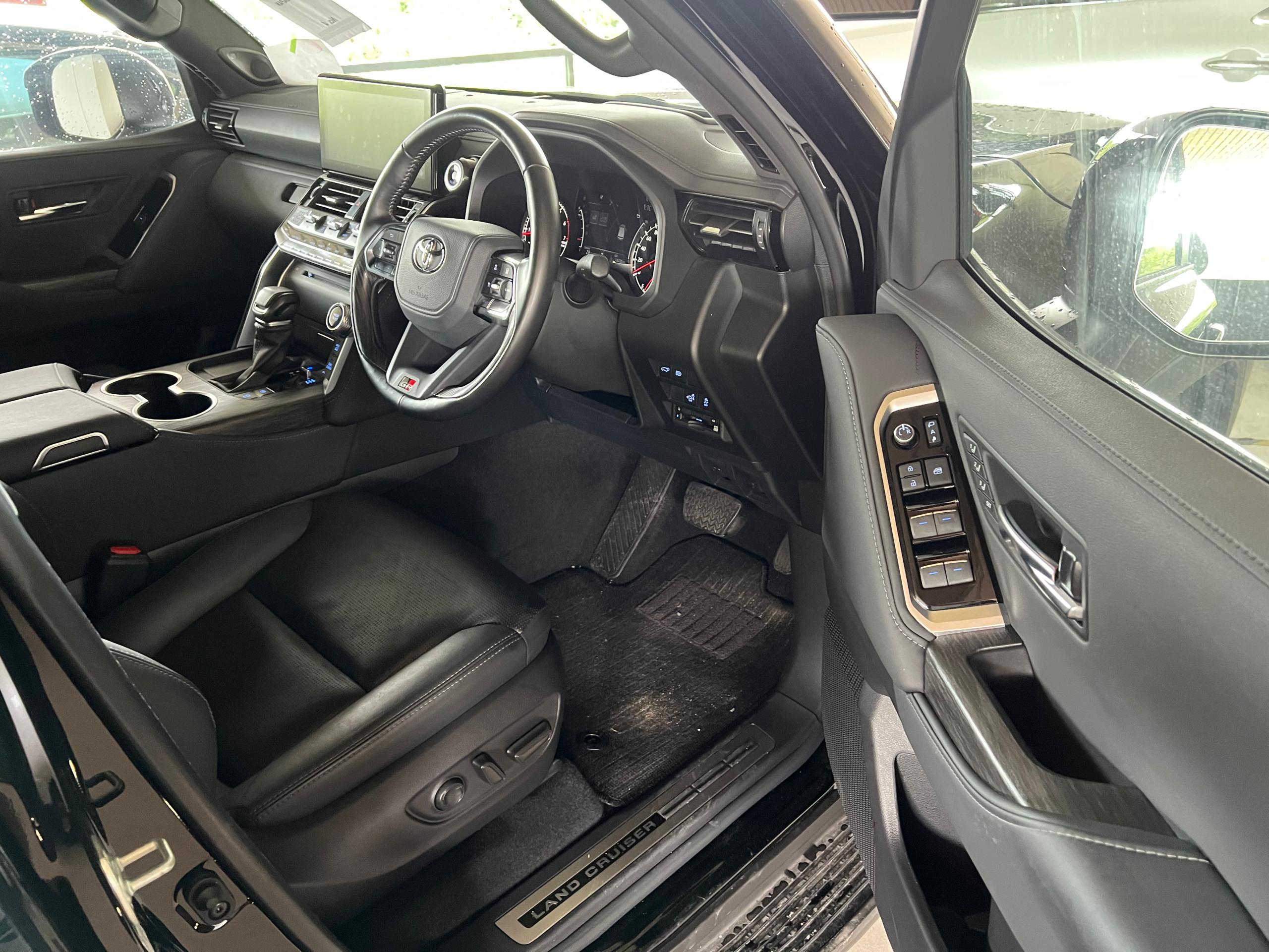 TOYOTA "LAND CRUISER 300 3.5P GR SPORT 10AT 12225 KM 7 SEATER" — view 3