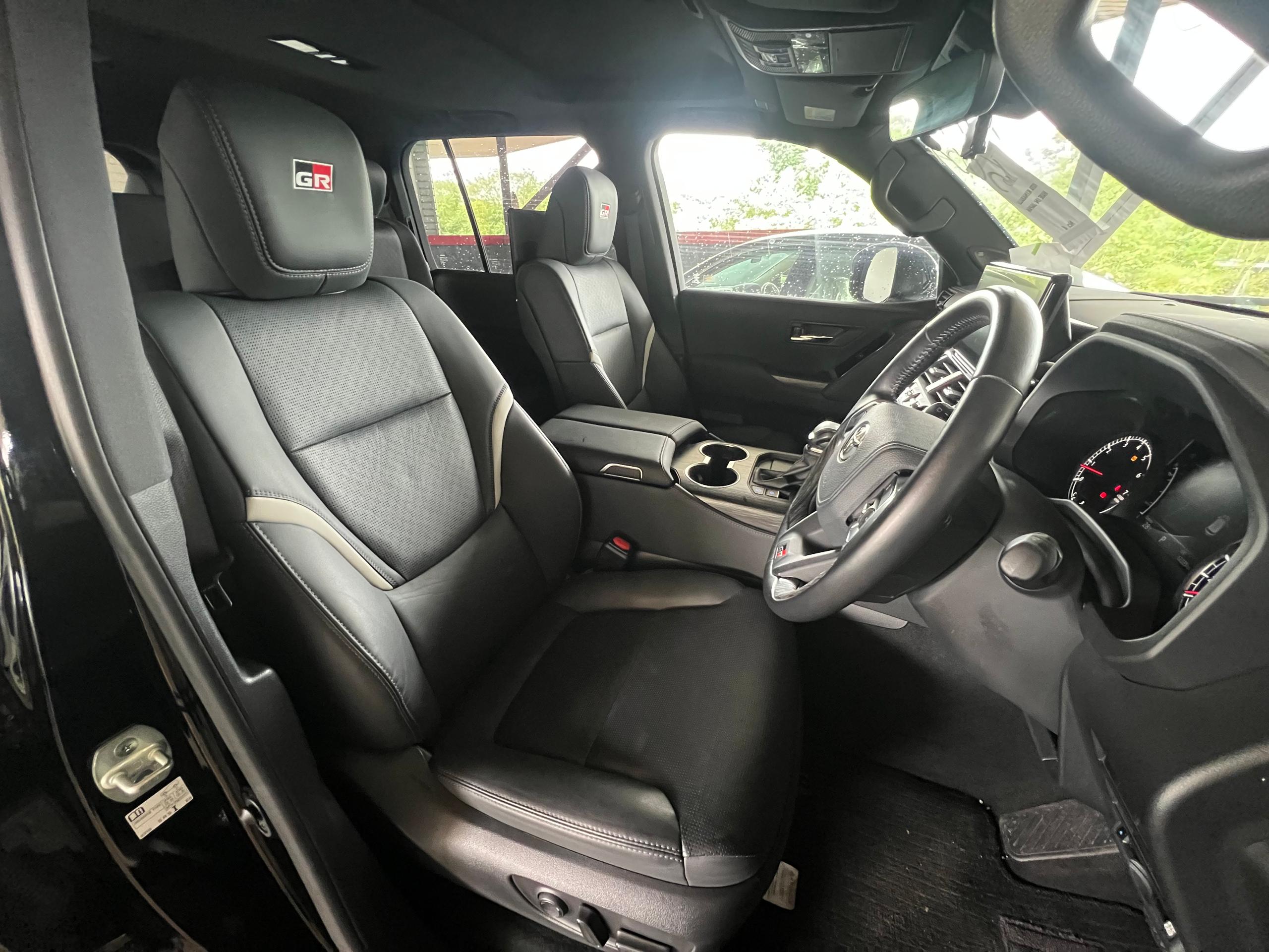 TOYOTA "LAND CRUISER 300 3.5P GR SPORT 10AT 12225 KM 7 SEATER" — view 6
