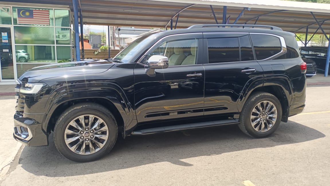 TOYOTA LAND CRUISER 300 3.5P ZX 3444 10AT 7S 2534KM — view 3