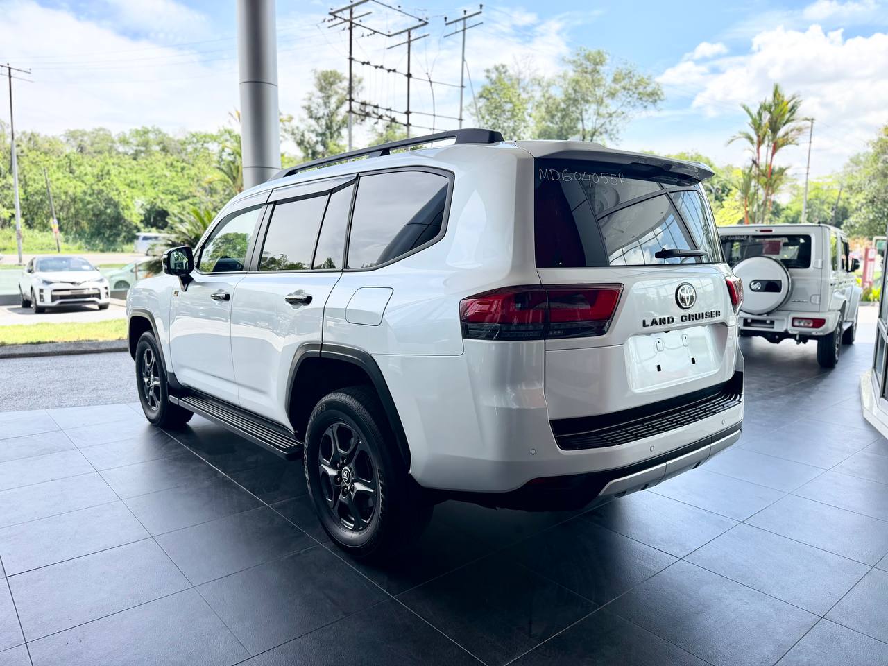 TOYOTA "LAND CRUISER GR SPORT 300 3.5P 3444 10TIP 7 SEATER 23384 KM" — view 2