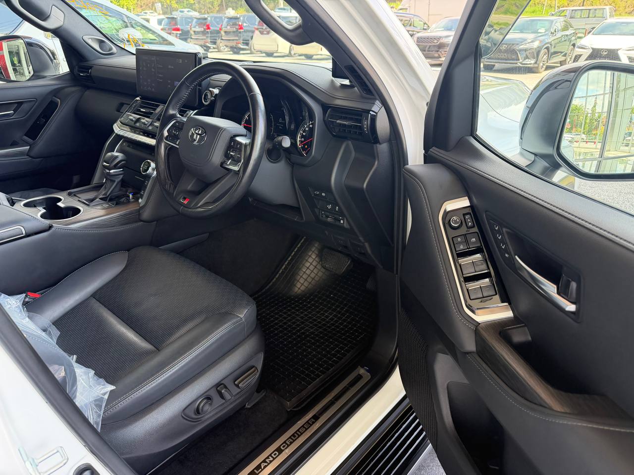 TOYOTA "LAND CRUISER GR SPORT 300 3.5P 3444 10TIP 7 SEATER 23384 KM" — view 3