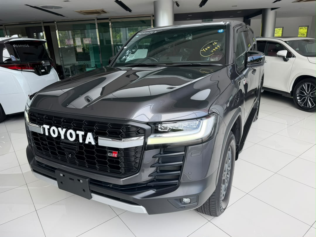 TOYOTA LAND CRUISER 300 3.5P GR SPORT 3444 10TIP 7S 16277 KM — view 1
