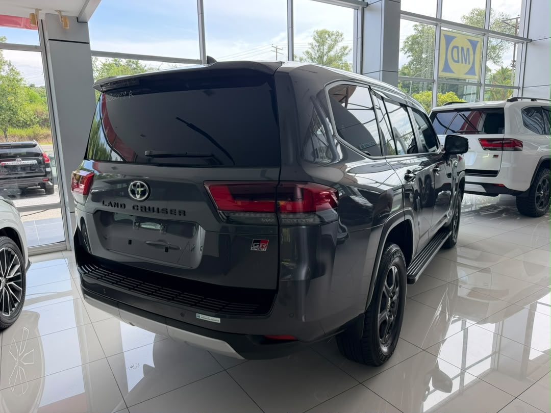 TOYOTA LAND CRUISER 300 3.5P GR SPORT 3444 10TIP 7S 16277 KM — view 2