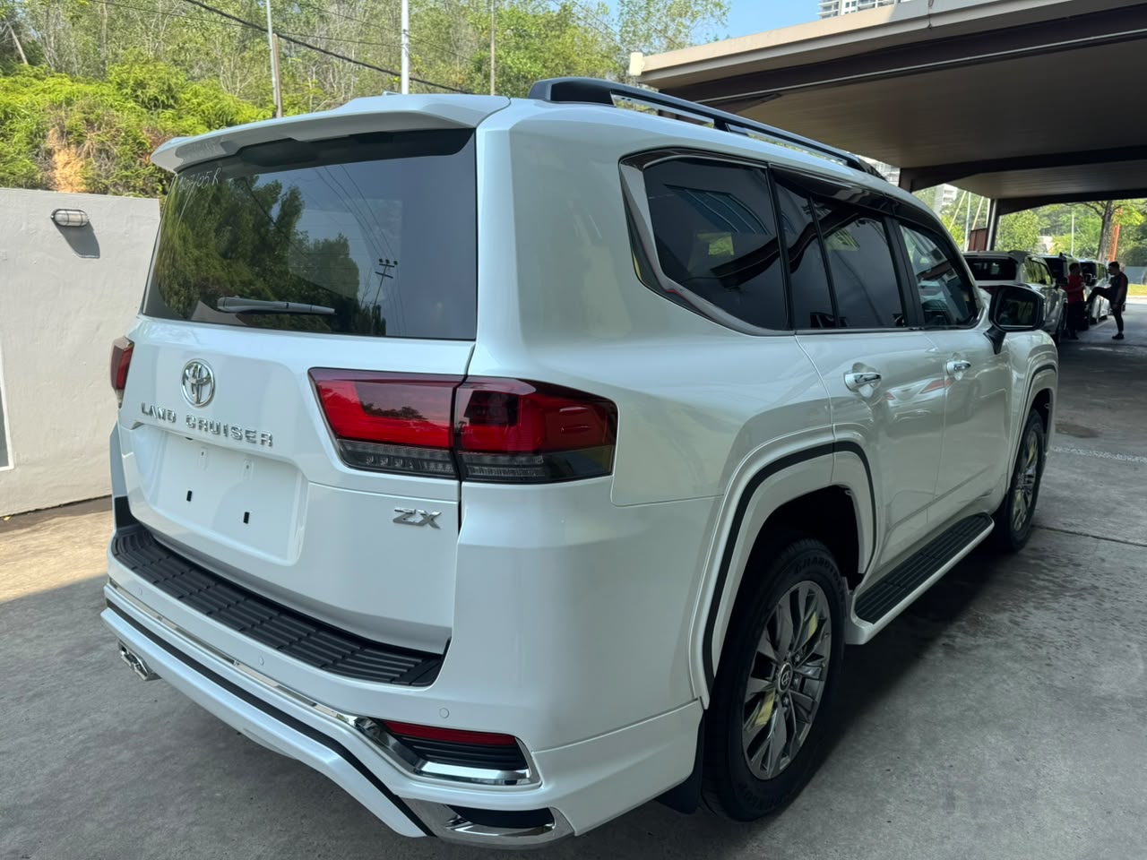 TOYOTA LAND CRUISER 300 3.5P ZX FL 3444 10TIP 7 SEATER 127KM (BRAND NEW) — view 2