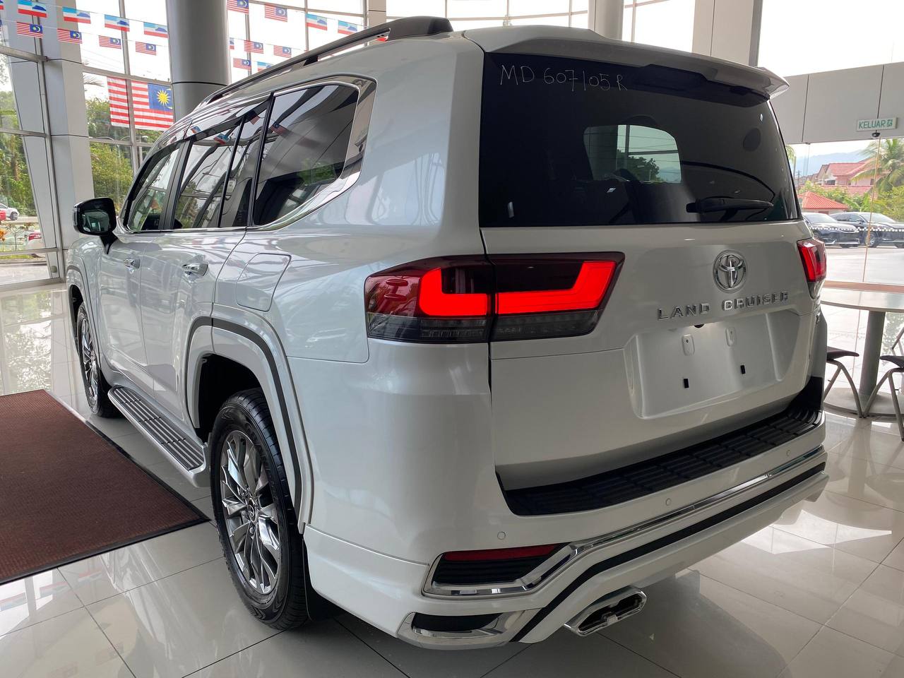 TOYOTA LAND CRUISER 300 3.5P ZX FL 3444 10TIP 7 SEATER 127KM (BRAND NEW) — view 3