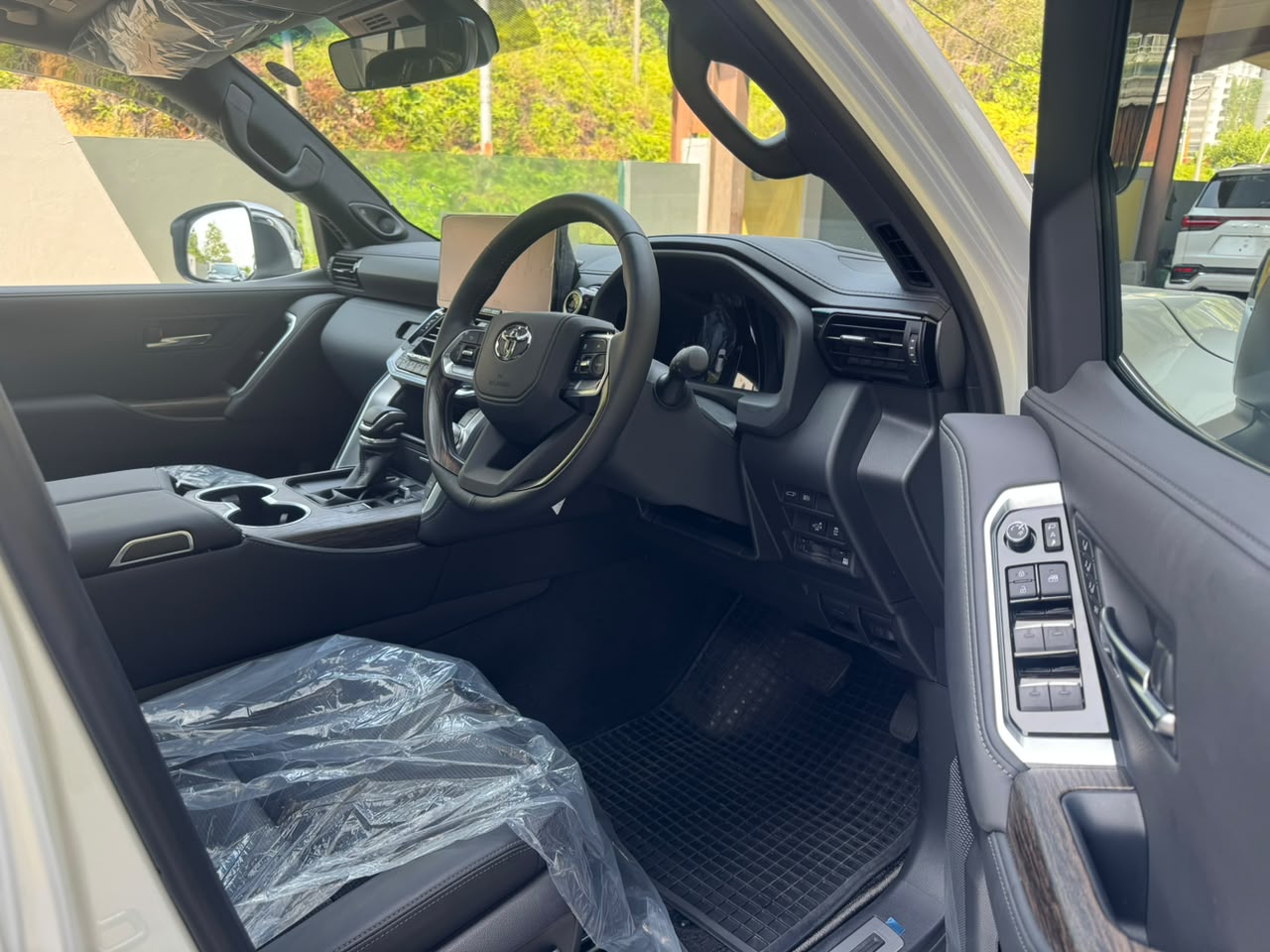 TOYOTA LAND CRUISER 300 3.5P ZX FL 3444 10TIP 7 SEATER 127KM (BRAND NEW) — view 3