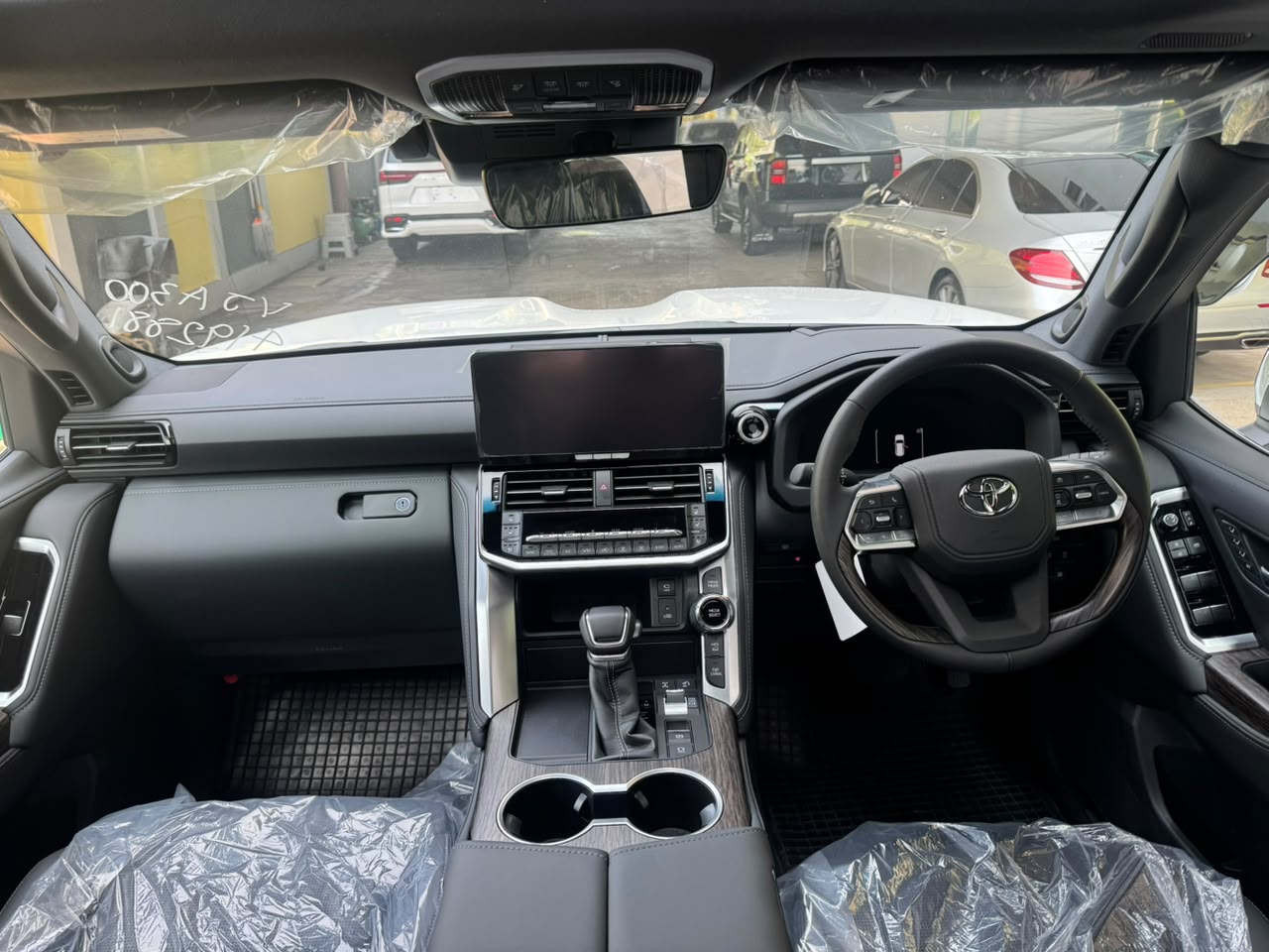 TOYOTA LAND CRUISER 300 3.5P ZX FL 3444 10TIP 7 SEATER 127KM (BRAND NEW) — view 4