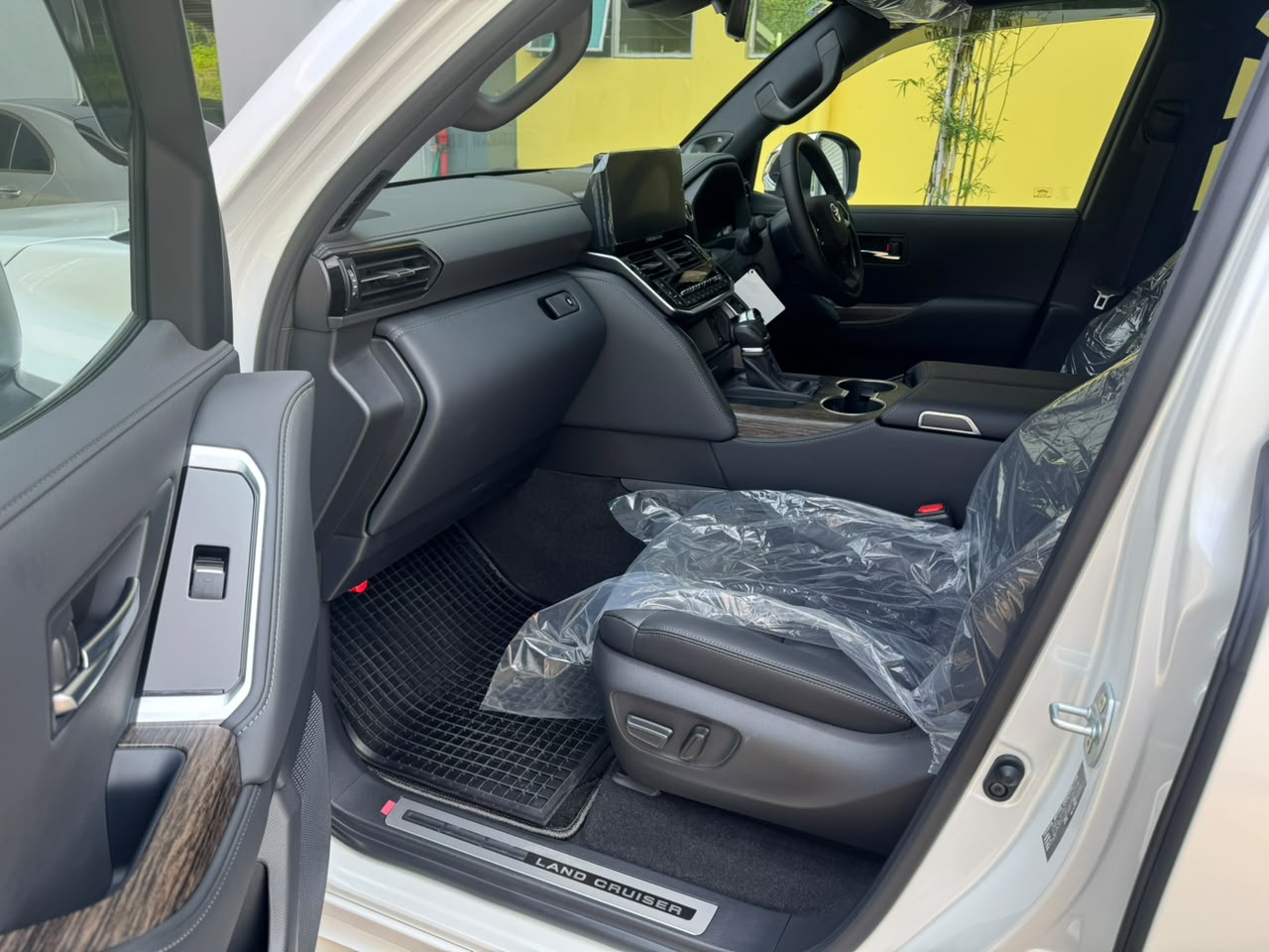 TOYOTA LAND CRUISER 300 3.5P ZX FL 3444 10TIP 7 SEATER 127KM (BRAND NEW) — view 5