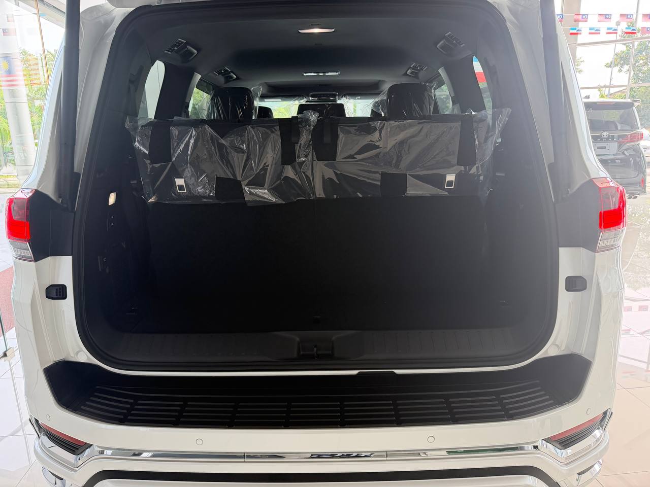 TOYOTA LAND CRUISER 300 3.5P ZX FL 3444 10TIP 7 SEATER 127KM (BRAND NEW) — view 12