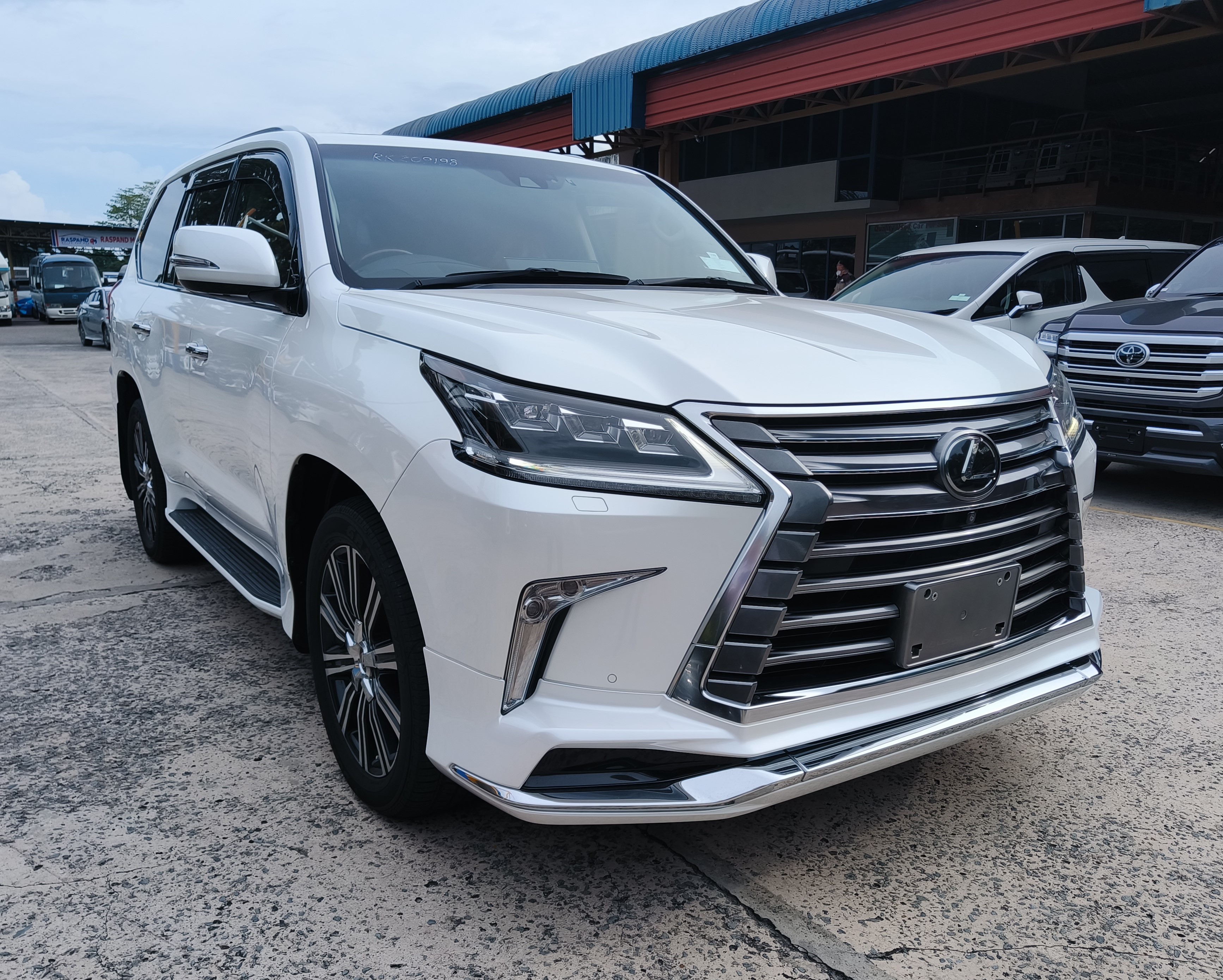 LEXUS "LX570 5.7P 5662 8TIP JP 5 SEATER 49522KM" — view 1
