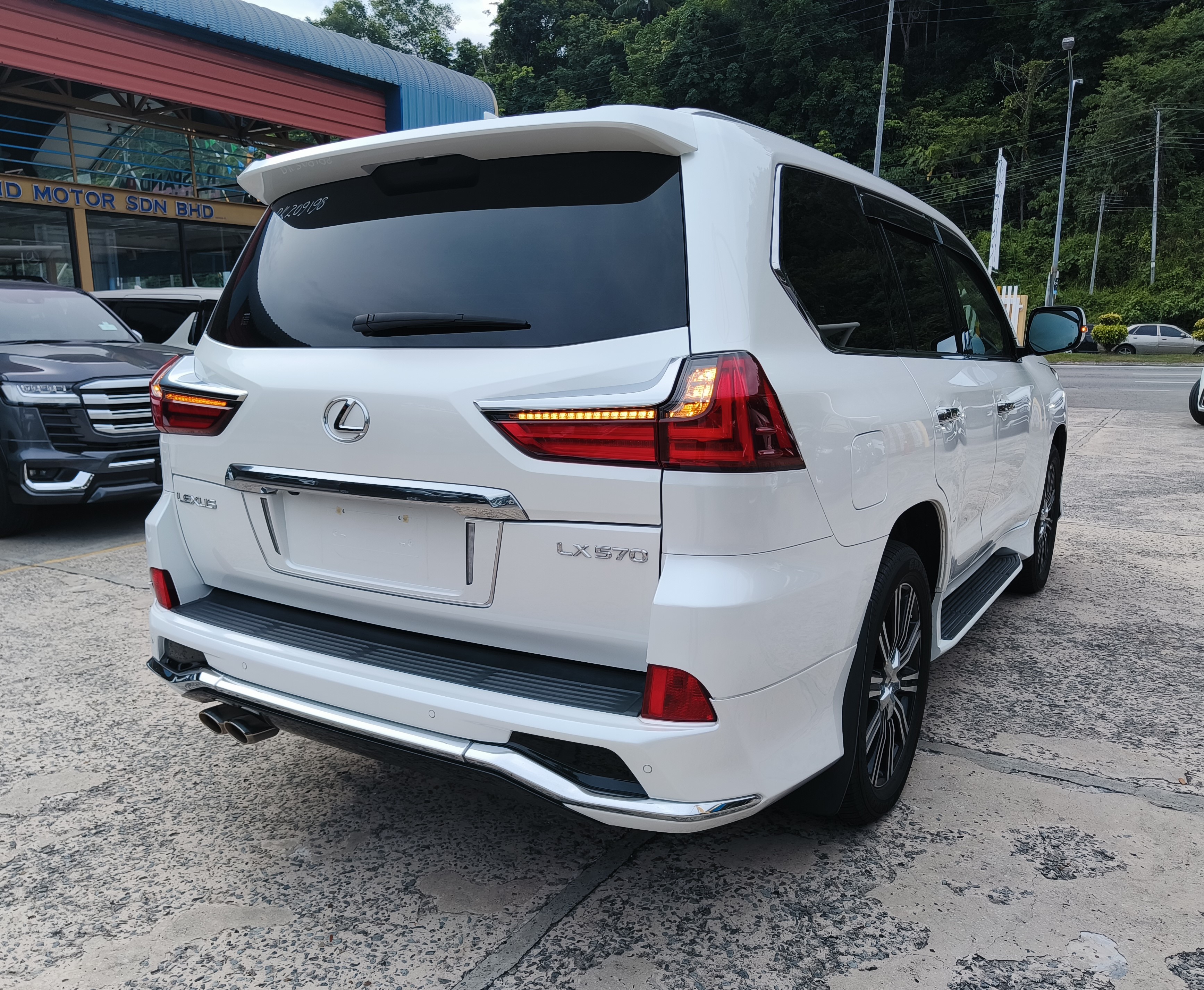 LEXUS "LX570 5.7P 5662 8TIP JP 5 SEATER 49522KM" — view 2