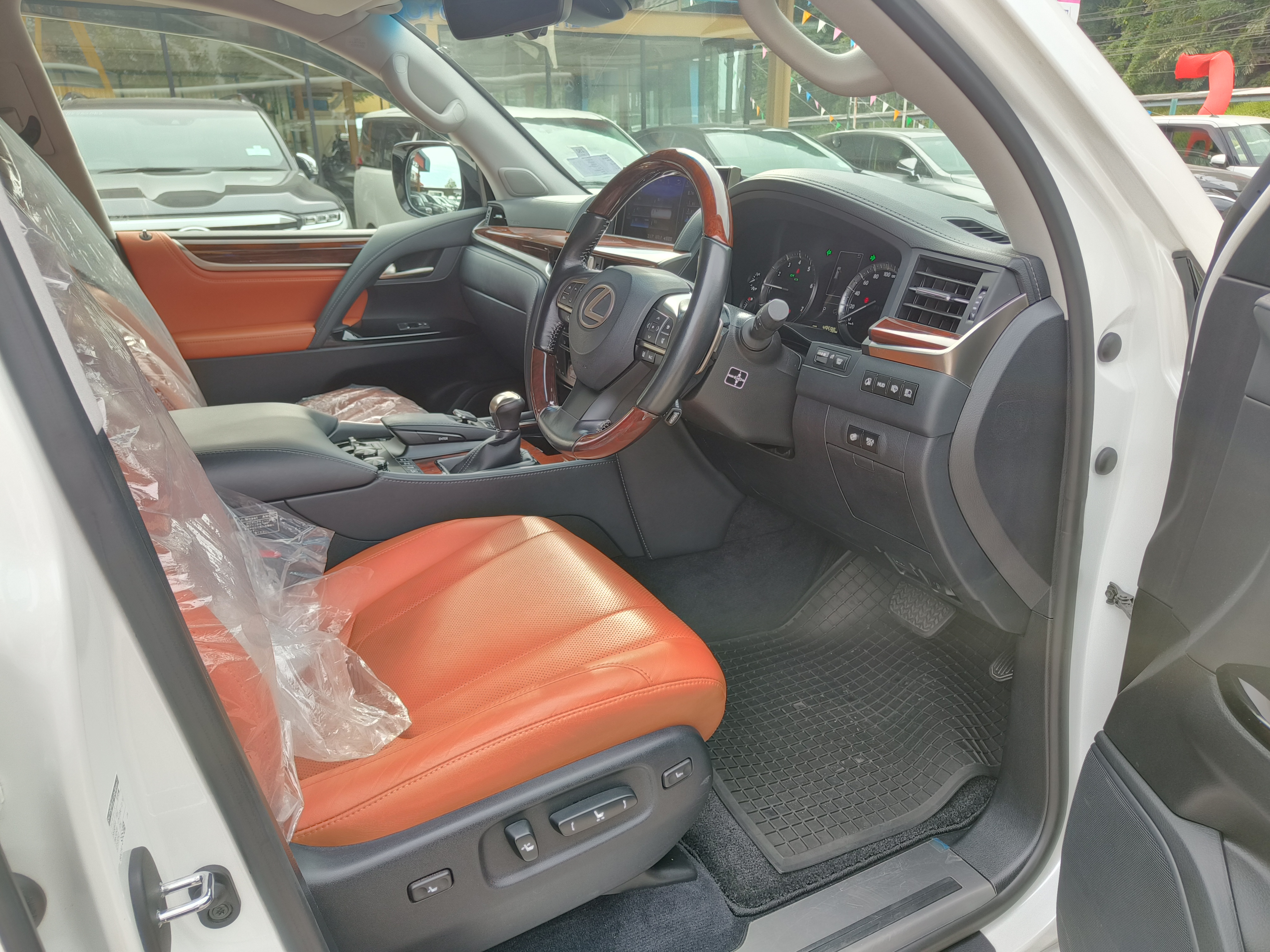 LEXUS "LX570 5.7P 5662 8TIP JP 5 SEATER 49522KM" — view 3
