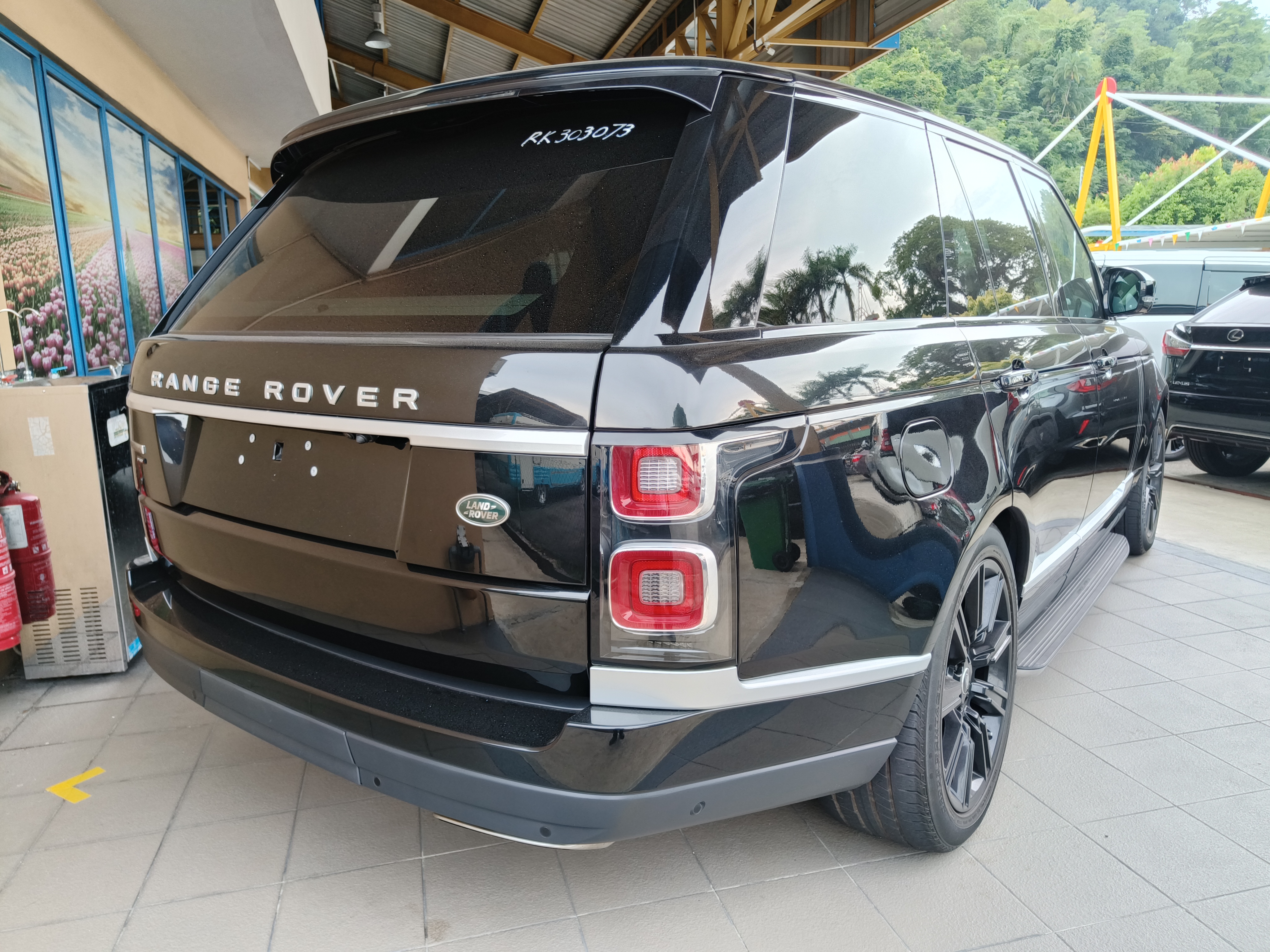 LAND ROVER "RANGE ROVER VOGUE P400 3.0P 4 SEATER 2996 8SMT AUTOBIOGRAPHY UK 35648MILES" — view 2