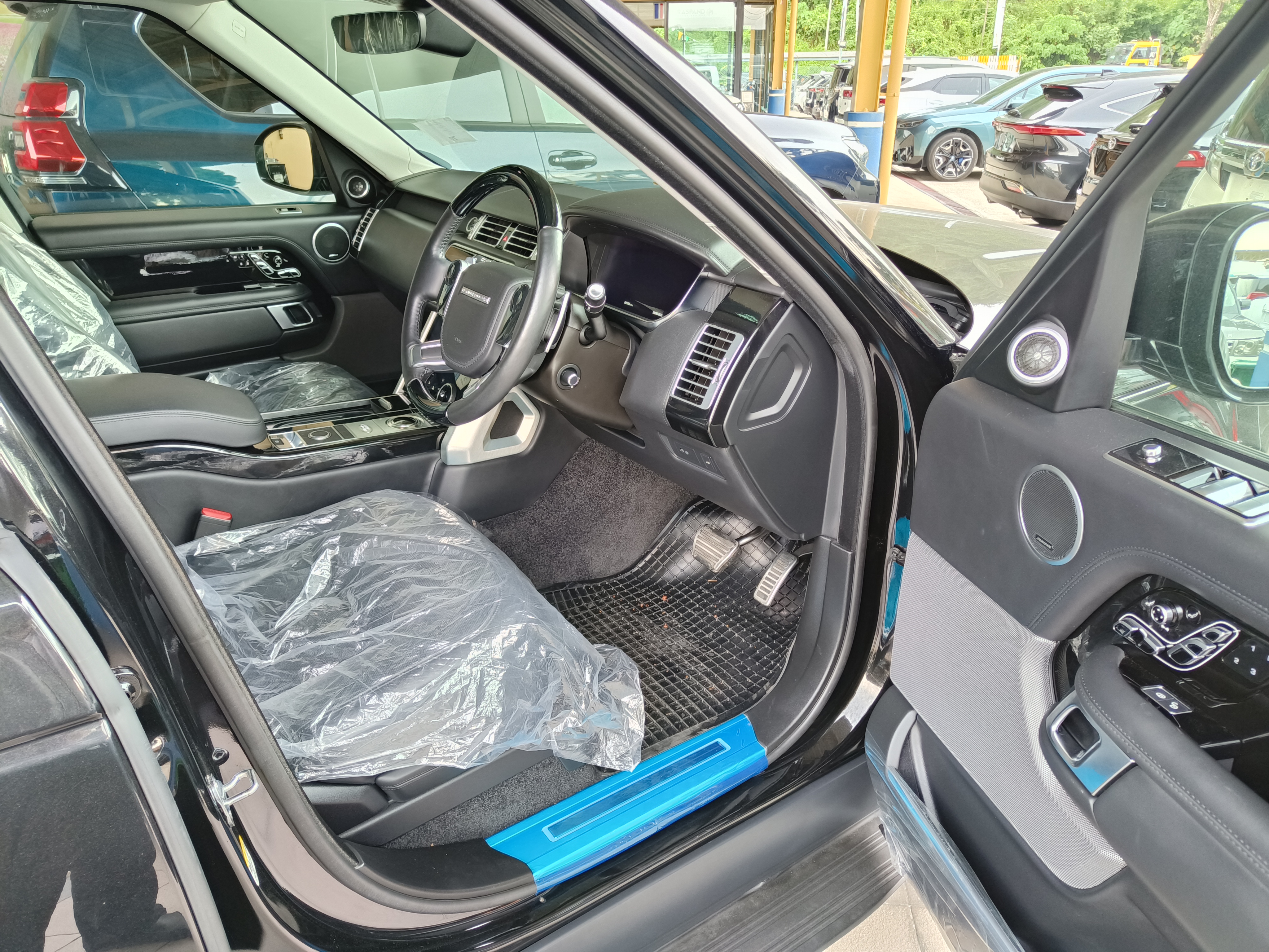 LAND ROVER "RANGE ROVER VOGUE P400 3.0P 4 SEATER 2996 8SMT AUTOBIOGRAPHY UK 35648MILES" — view 6