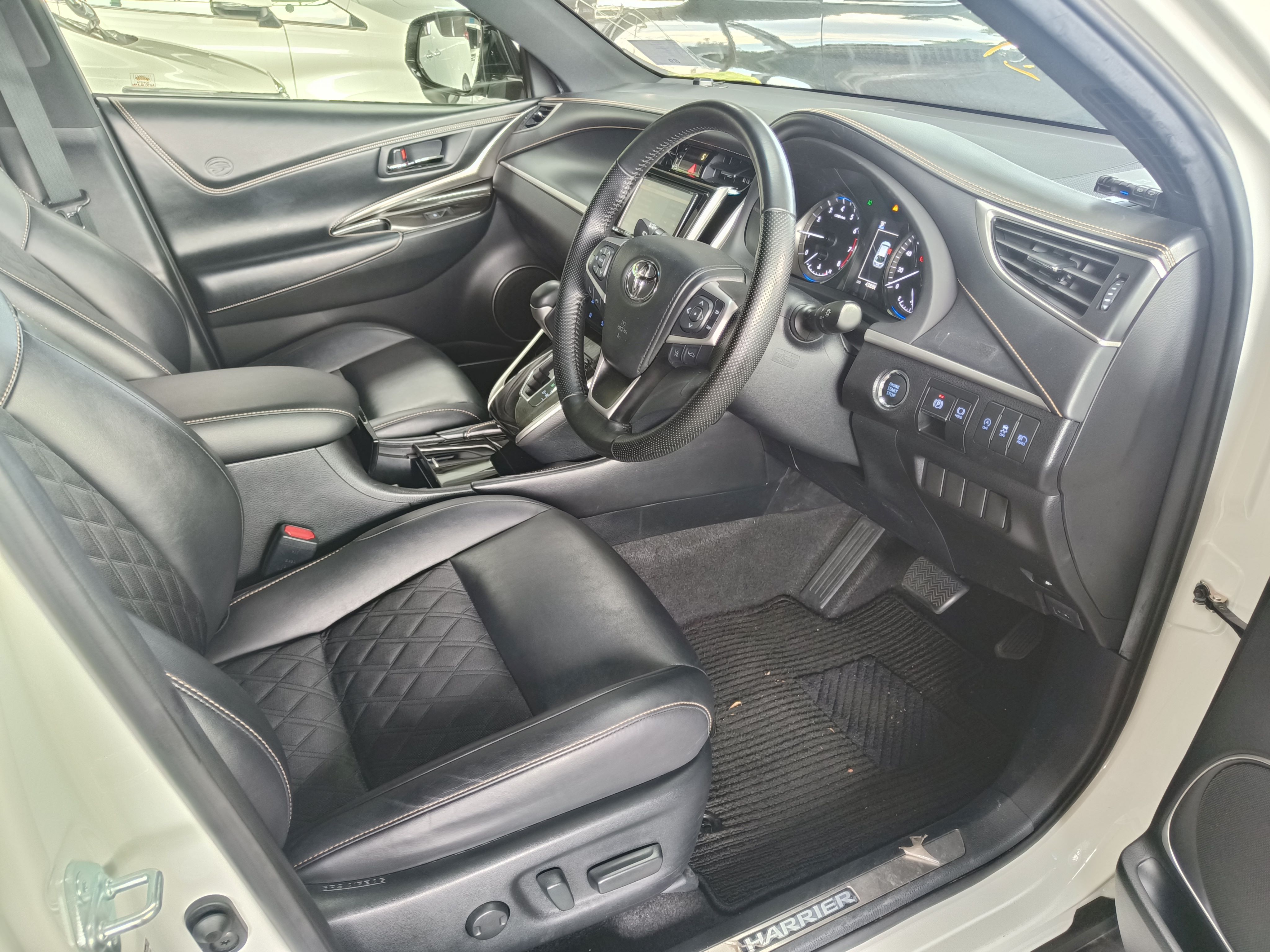 TOYOTA "HARRIER 2.0 PREMIUM 1986 7CVT-TIP 49886KM" — view 3