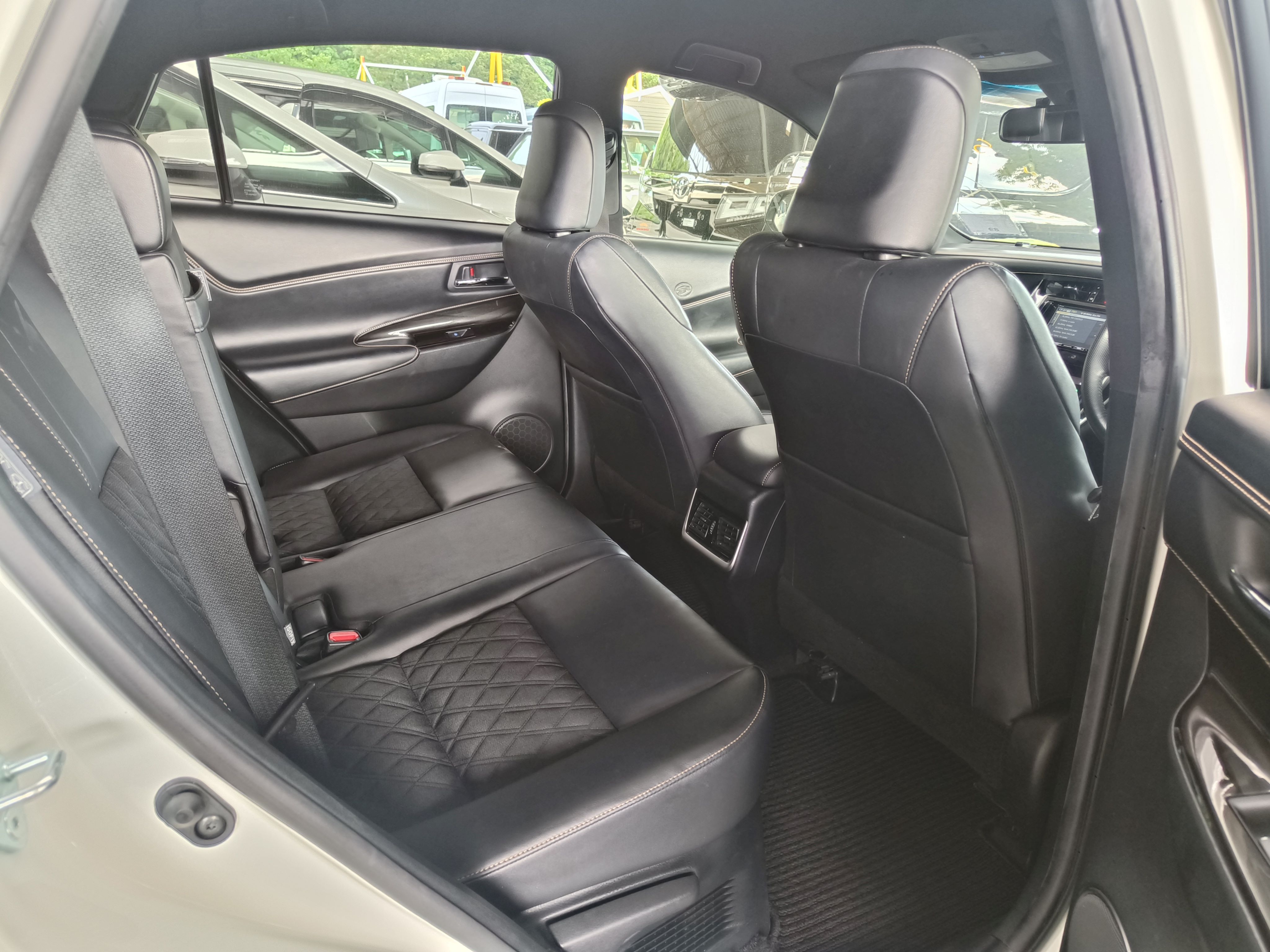 TOYOTA "HARRIER 2.0 PREMIUM 1986 7CVT-TIP 49886KM" — view 4
