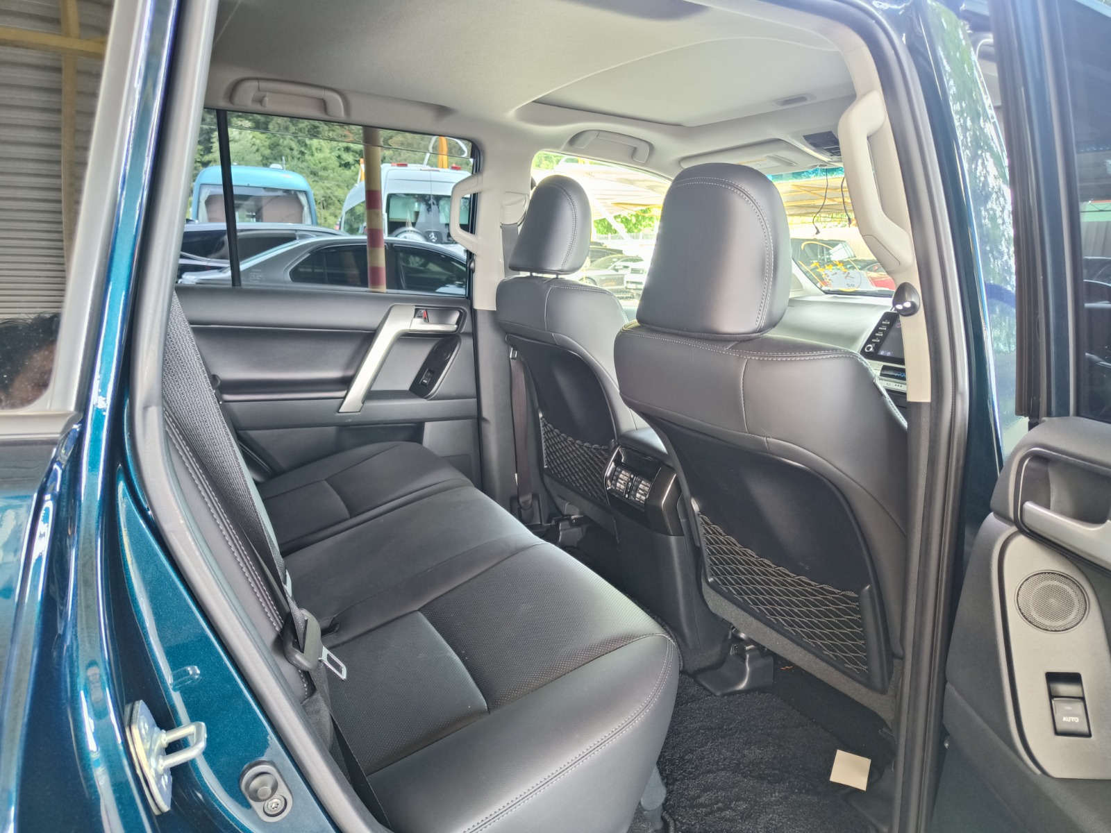 TOYOTA "LC PRADO 2.8D (2ND GEN) 2754 6TIP TX-L 7 SEATER 21462KM BLACK EDITION" — view 3
