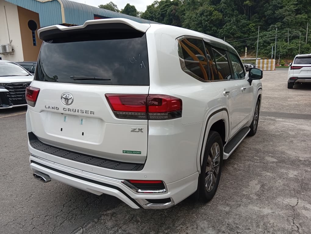 TOYOTA "LAND CRUISER LC300 3.5P ZX 3444 10AT 7 SEATER 13655KM " — view 2