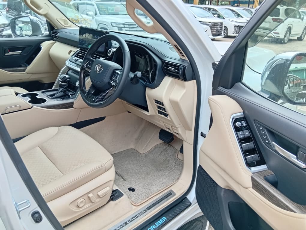 TOYOTA "LAND CRUISER LC300 3.5P ZX 3444 10AT 7 SEATER 13655KM " — view 3