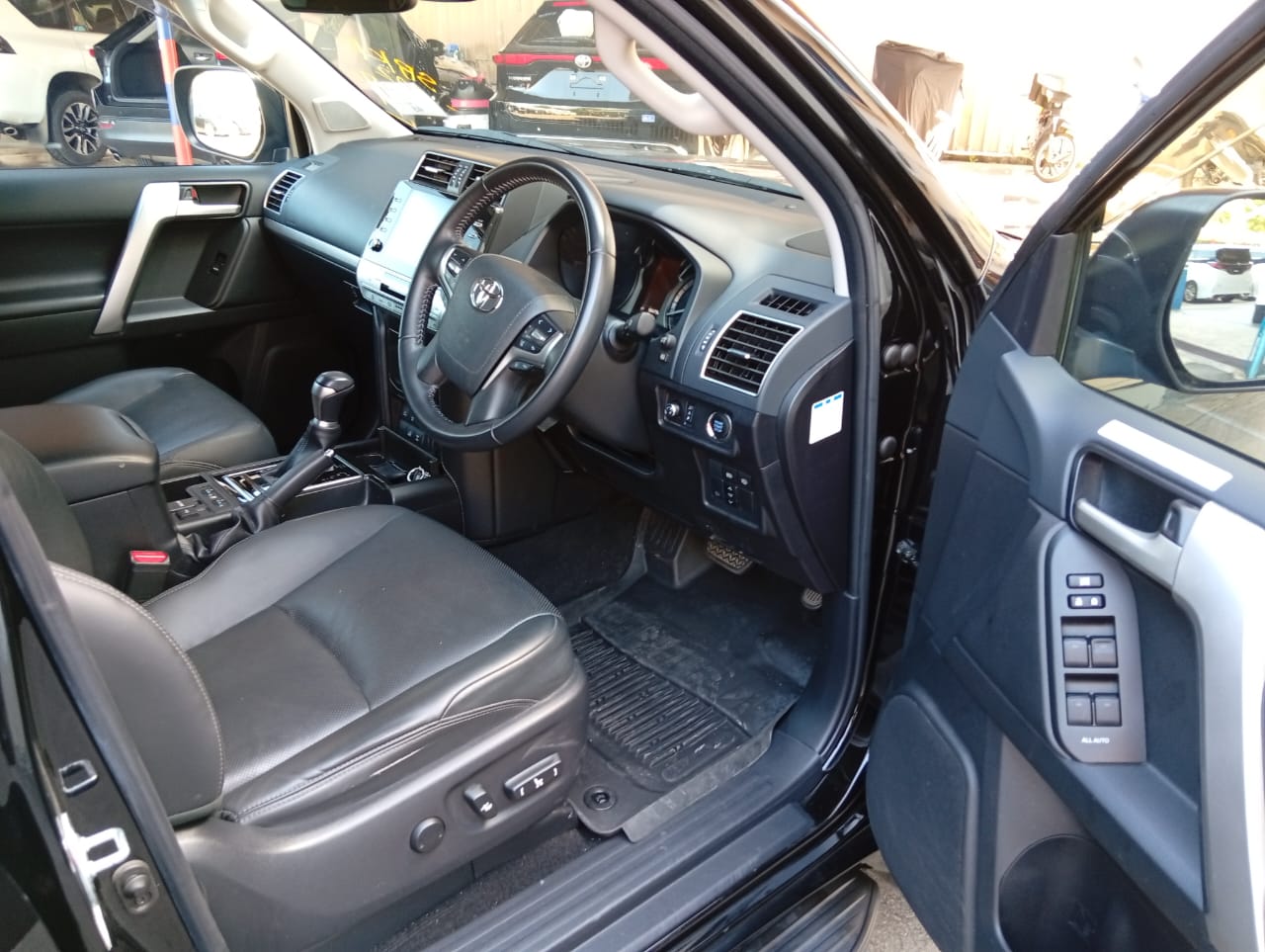 TOYOTA "LC PRADO 2.8D TX-L MATTE BLACK 2754 6 AT TIP 5'S 56471 KM " — view 3