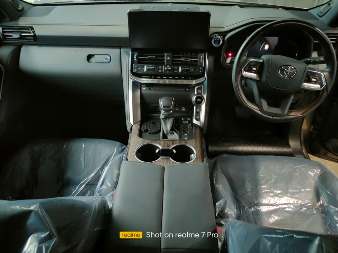 TOYOTA LAND CRUISER 300 3.5P ZX 3444 10AT 7 SEATER 12229KM — view 6