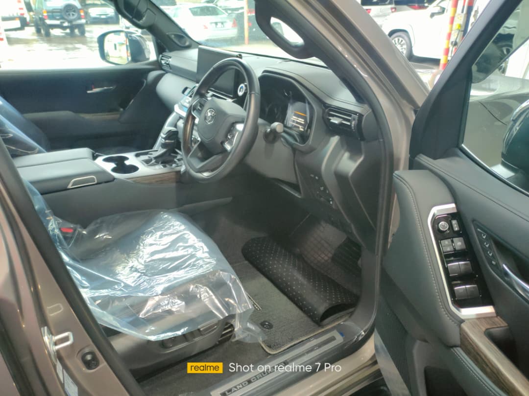 TOYOTA LAND CRUISER 300 3.5P ZX 3444 10AT 7 SEATER 12229KM — view 3